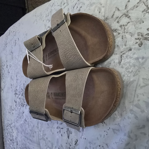 Sandals_&_Flip_Flops